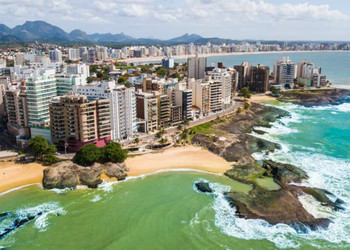 Guarapari oferece uma excelente infraestrutura de lazer que combina enseadas tranquilas e praias badaladas para os jovens - Créditos: Wikipedia / Wikimedia Commons