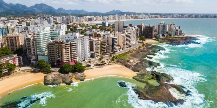 Guarapari oferece uma excelente infraestrutura de lazer que combina enseadas tranquilas e praias badaladas para os jovens - Créditos: Wikipedia / Wikimedia Commons