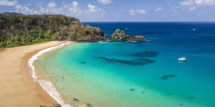 Baía do Sancho, Fernando de Noronha // Créditos: depositphotos.com / contato@caciomurilo.com.br
