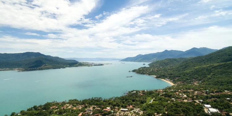 A combinação de praias, trilhas e mata preservada faz desse destino um refúgio para quem gosta de natureza - Créditos: depositphotos.com / gustavofrazao