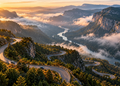 O caminho pelas montanhas combina paisagens impressionantes com trechos que exigem atenção dos motoristas