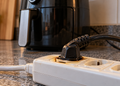 Extensões inadequadas podem aquecer quando não suportam a potência exigida pela air fryer