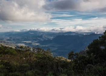 A Serra do Cipó tem mais de 1.700 espécies de plantas, paredões de quartzito e o Caminho dos Diamantes da Estrada Real - Créditos: Wikipedia / Wikimedia