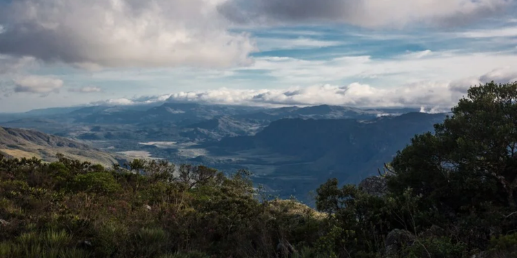A Serra do Cipó tem mais de 1.700 espécies de plantas, paredões de quartzito e o Caminho dos Diamantes da Estrada Real - Créditos: Wikipedia / Wikimedia