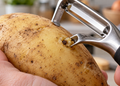 A ponta permite remover uma pequena área sem cortar uma grande parte da batata