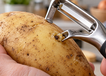 A ponta permite remover uma pequena área sem cortar uma grande parte da batata