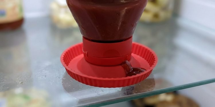 A pequena barreira concentra os pingos antes que eles alcancem a prateleira da geladeira