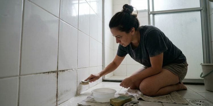 O escurecimento persistente pode ter causas diferentes mesmo quando a limpeza é feita regularmente