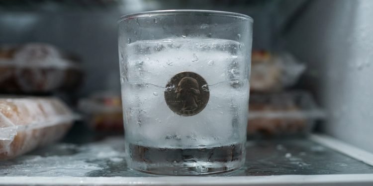 Se o gelo derreter bastante e congelar novamente, a moeda pode acabar presa em uma posição mais baixa