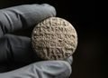 Os dois objetos pertencem a períodos muito diferentes da história do mesmo lugar