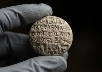 Os dois objetos pertencem a períodos muito diferentes da história do mesmo lugar