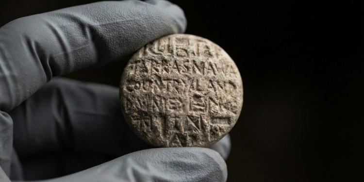 Os dois objetos pertencem a períodos muito diferentes da história do mesmo lugar