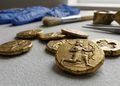 O esconderijo encontrado sob a residência levantou perguntas sobre o destino daquele dinheiro