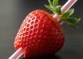 O canudo atravessa o centro da fruta e empurra o cabinho para fora pelo topo - Imagem ilustrativa