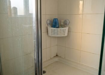 Suporte de canto com ventosas no box sem perfuração