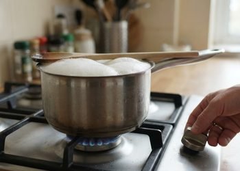 A madeira ajuda a romper parte da espuma que sobe durante o cozimento