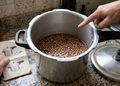 Um erro durante o preparo dos alimentos pode afetar uma das partes mais importantes da panela.