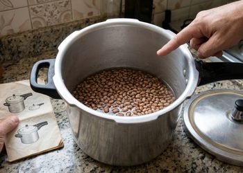 Um erro durante o preparo dos alimentos pode afetar uma das partes mais importantes da panela.