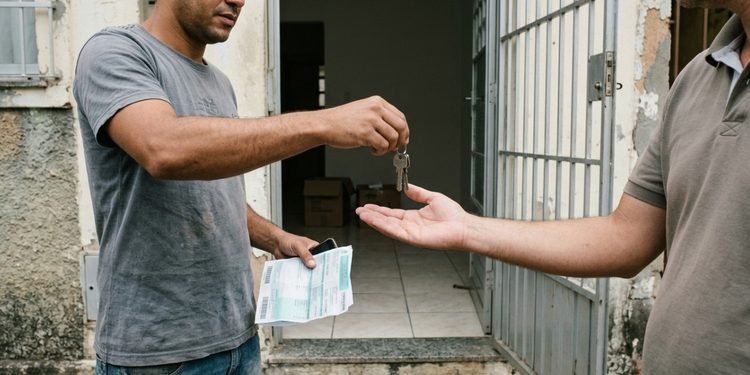 O termo de entrega das chaves ajuda a registrar a data em que o antigo morador deixou o imóvel