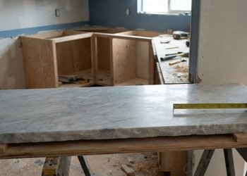 O projeto e as medições registradas ajudam a comparar as dimensões contratadas com a pedra entregue