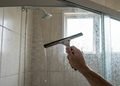 Retirar a água reduz a quantidade de gotas que secam diretamente sobre o vidro