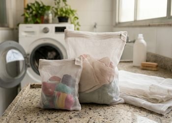 Um tecido leve que estava sem uso pode ganhar uma nova função nos cuidados com as roupas