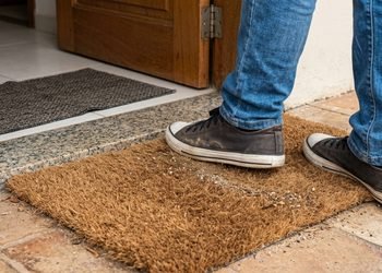 O primeiro capacho ajuda a retirar parte da sujeira mais pesada trazida nos calçados