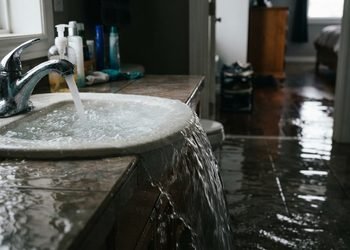 Fotos e vídeos ajudam a documentar a extensão do alagamento e os bens atingidos