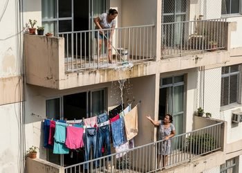 Uma tarefa comum de limpeza virou motivo de desentendimento entre apartamentos.