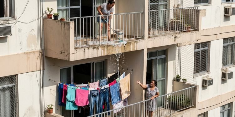 Uma tarefa comum de limpeza virou motivo de desentendimento entre apartamentos.